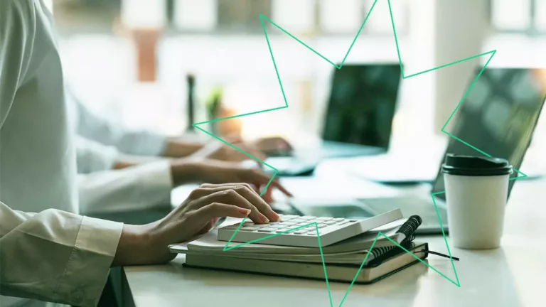 mulher emitindo nota fiscal de servico com erp Bling