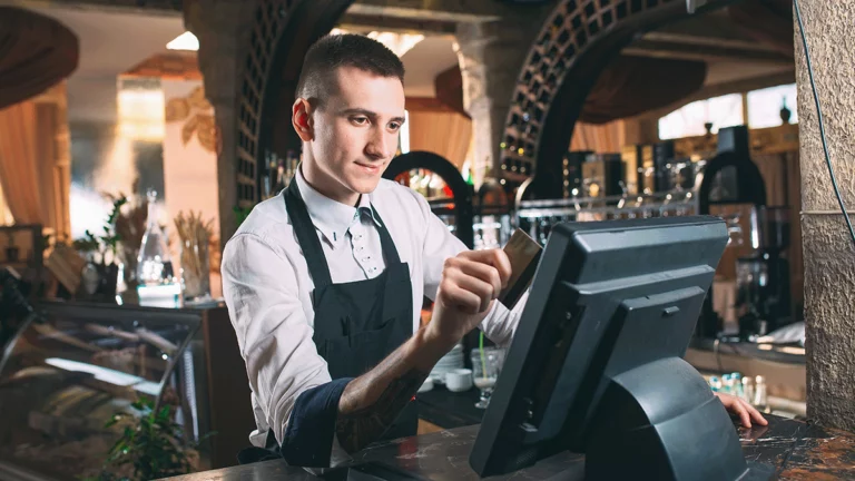 Operador de caixa finalizando uma compra num ponto de venda do varejo
