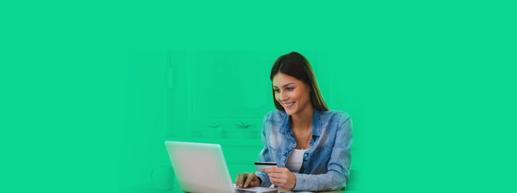 Prestadora de serviços sorrindo ao olhar para o computador, descobrindo que o Bling emite NFS-e para Porto Alegre