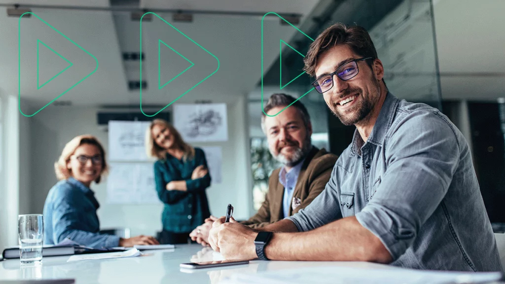 Grupo de pessoas em um escritório de empresa sorrindo para a câmera