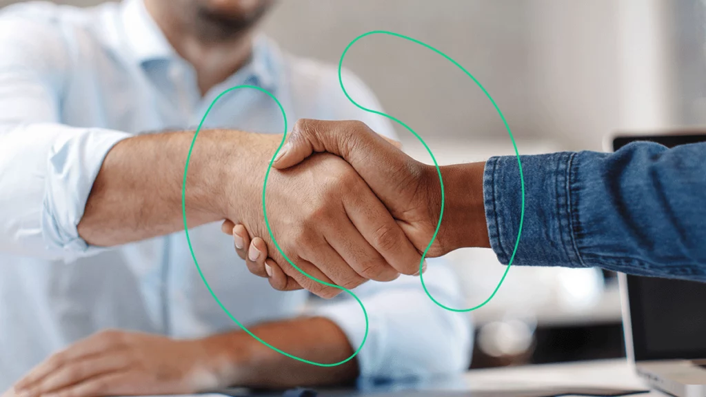 Empresários apertando as mãos num gesto de parceria