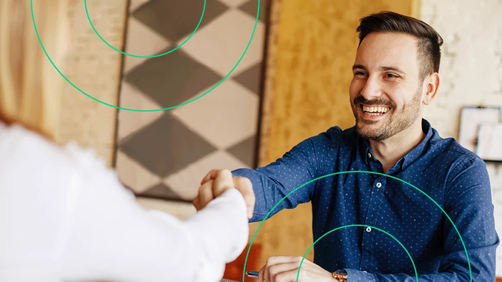 Empresário e cliente apertando aos mãos ao fechar negócio, fidelizando este cliente