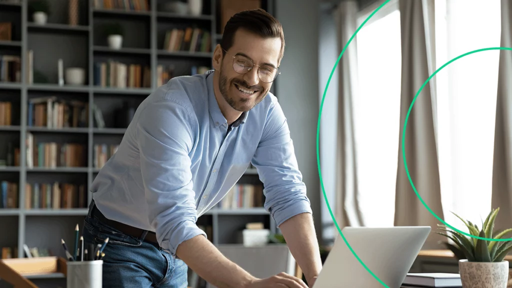Homem posando para a foto em um escritório, representando um empreendedor