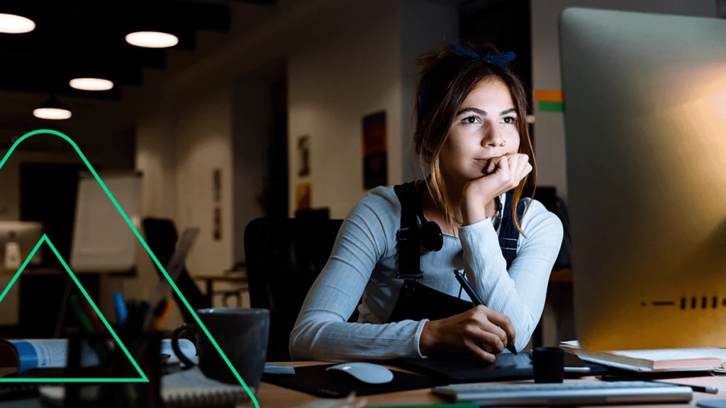 Artista utilizando uma mesa de desenho digital para criar comunicações visuais
