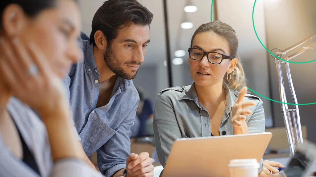 Empresários discutindo sobre a ética da emissão da nota fiscal empresarial