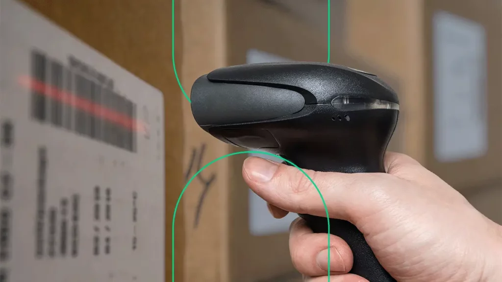 Close-up de uma pessoa usando um leitor para escanear código de barras GTIN de caixa
