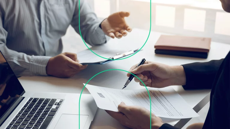 Pessoas conversando com documentos na mão, preparando o Registro Sanitário da empresa