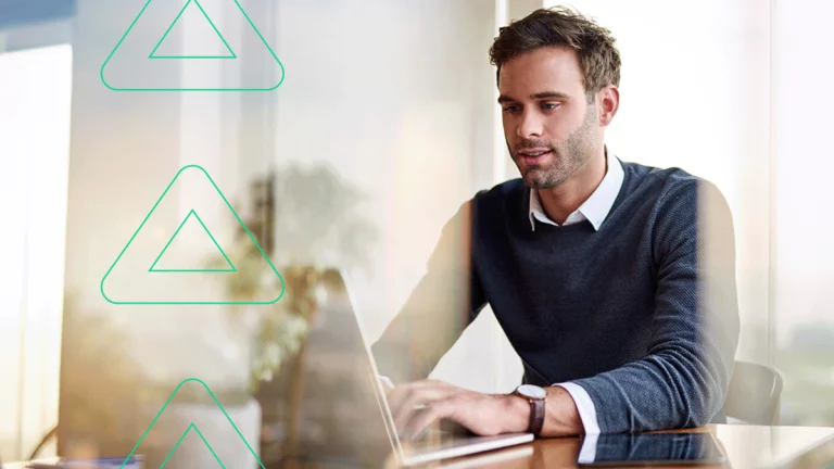 Empreendedor conferindo no seu notebook sobre a nova integração do Bling com a LOG CT-e para emissão de MDF-e