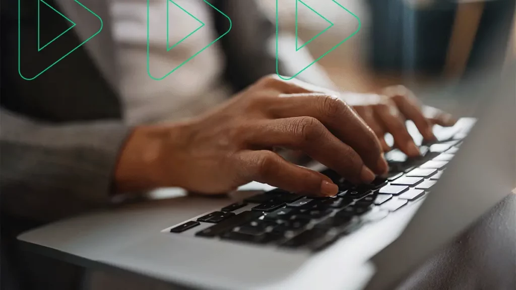 Close-up de empreendedora digitando em seu notebook, preenchendo os campos customizados de produtos no Bling