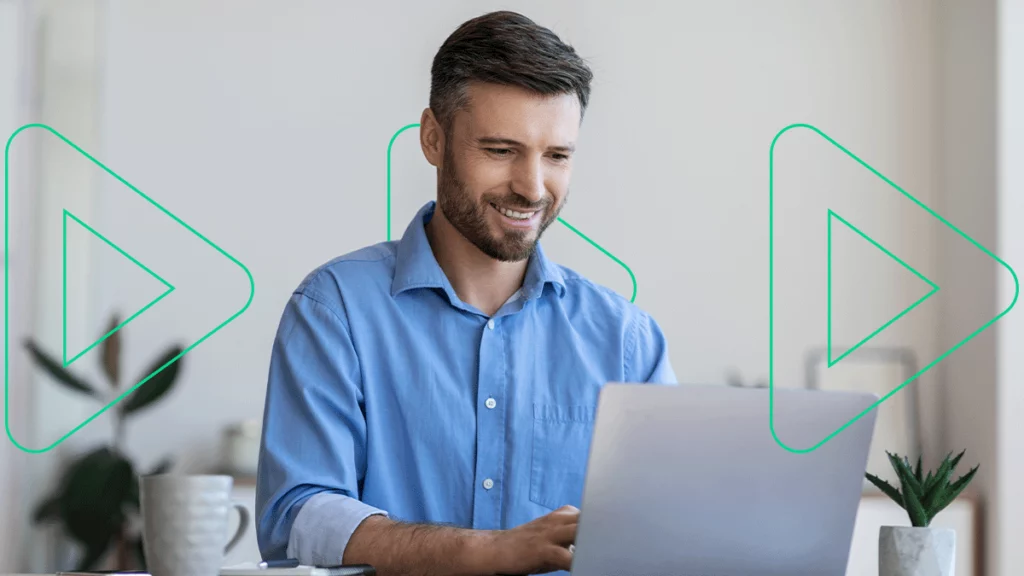 Homem conferindo, em seu notebook, os resultados da sua plataforma de e-commerce