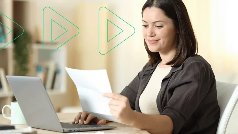 Empreendedora na sua mesa de trabalho conferindo uma nota fiscal impressa