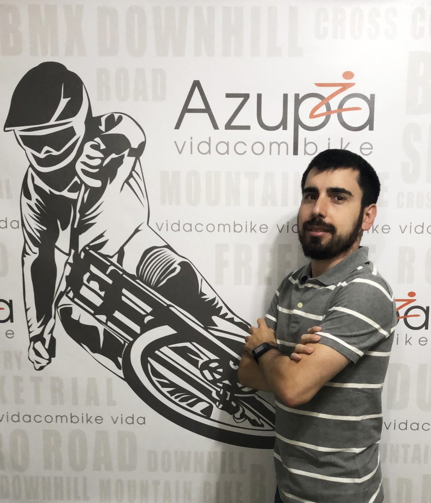 Foto de Felipe, criador da Azupa, posando ao lado do logotipo da empresa