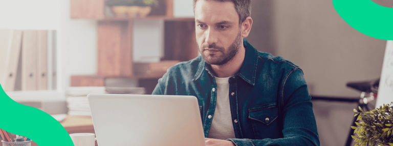 Empreendedor em seu local de trabalho, pesquisando na internet sobre gestão contábil online