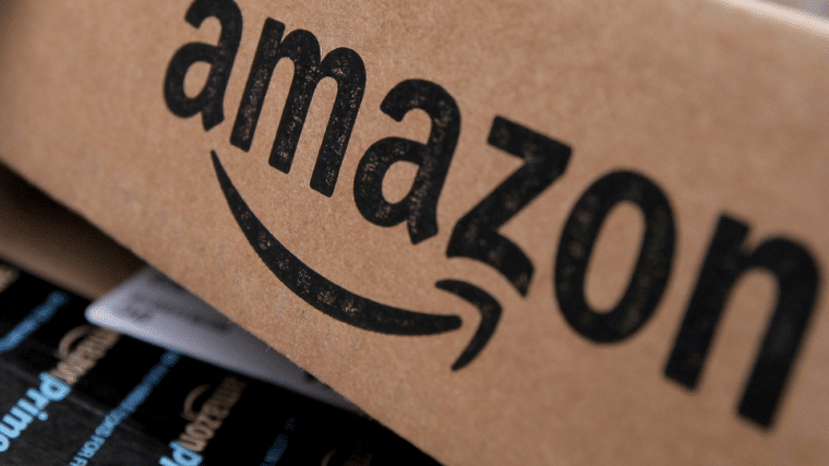 Close-up de uma caixa de papel com o logotipo da Amazon