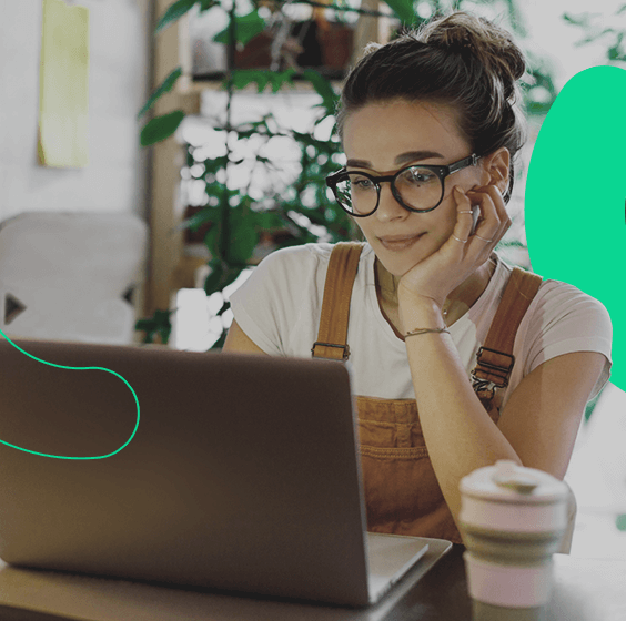 Em seu local de trabalho, empreendedora pesquisa na internet o que é um analista de e-commerce