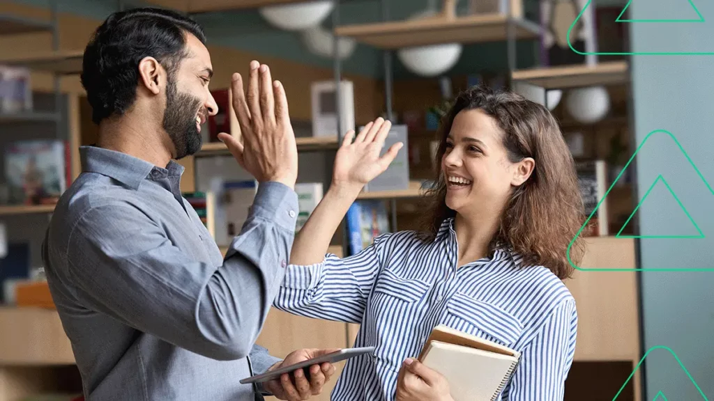 Dois empresários prestes a tocar as mãos num gesto de comemoração "high five"
