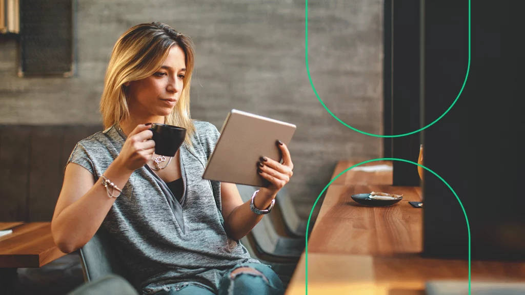 Empreendedora relaxando em seu escritório, bebendo café enquanto confere o novo valor de contribuição MEI para 2020