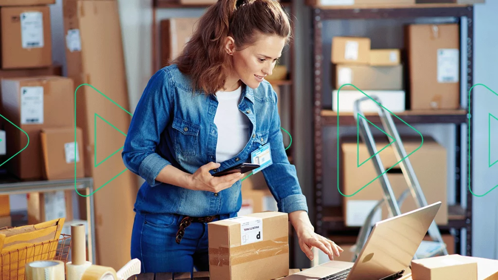 Mulher separando encomendas picking e packing no depósito da empresa