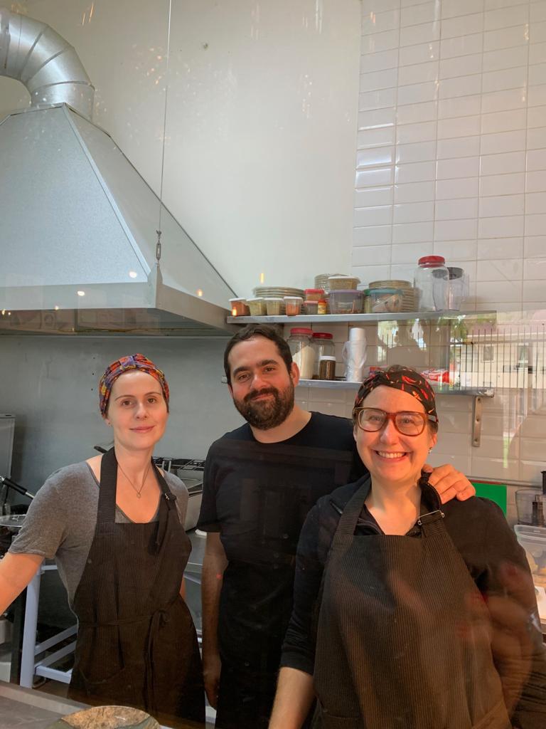 Foto da Equipe Libre Bar (1 homem e 2 mulheres na cozinha do restaurante), caso de sucesso do Bling!