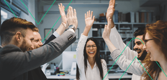Num escritório de empresa, grupo de pessoas felizes tocando suas mãos no alto, em um gesto de comemoração