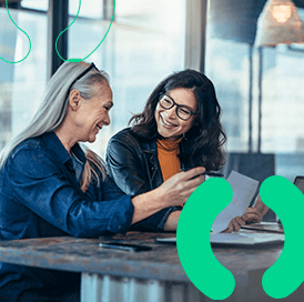 Empreendedoras analisando documentos no papel e no computador para entender se o Bling é bom