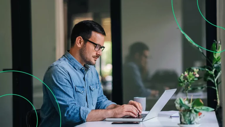 Homem olhando sério para a tela do notebook, refletindo sobre dívidas e empréstimo saudável