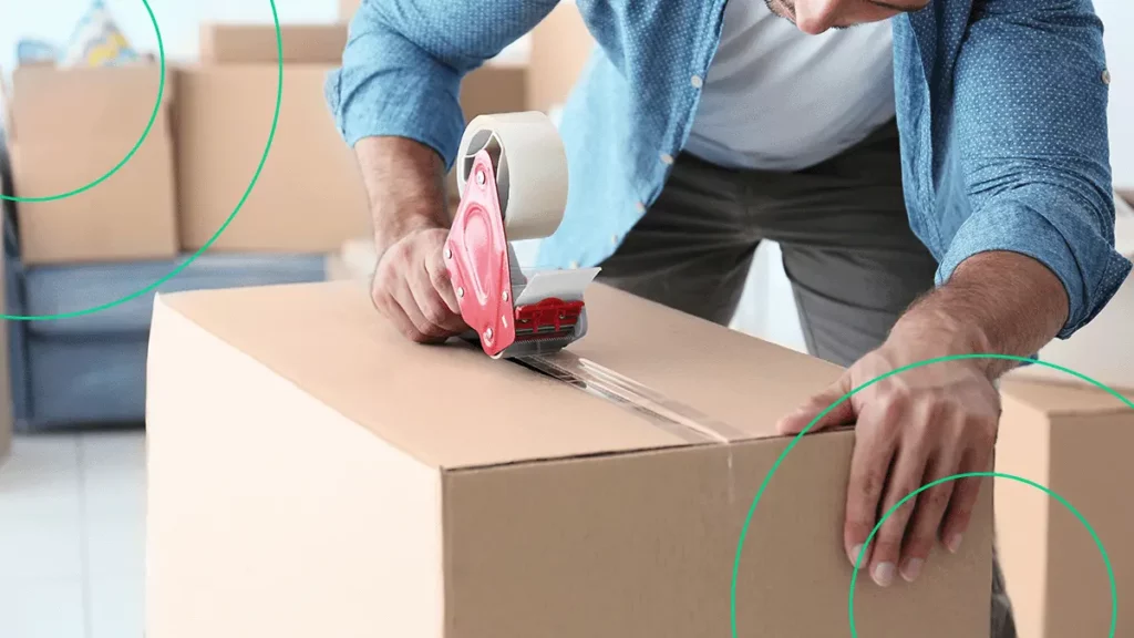 Empreendedor empacotando os produtos que vendeu no Marketplace Mercado Livre