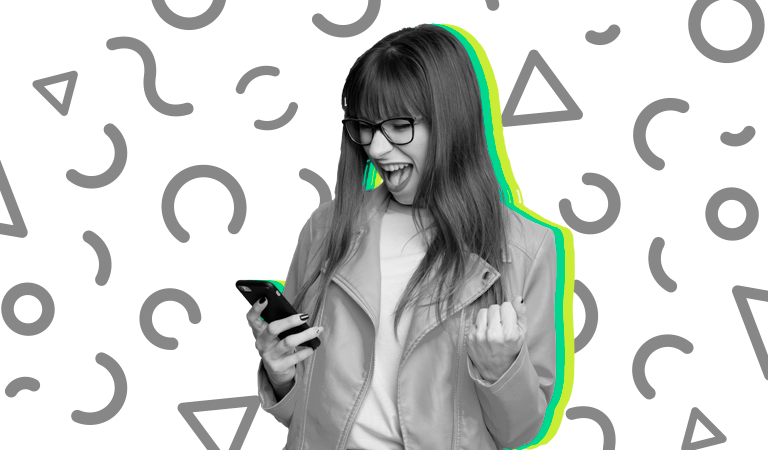 Mulher sorrindo ao ver a nova Conta Digital do Bling em seu celular
