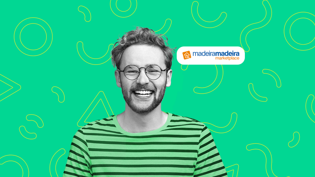 Homem posando sorrindo para a câmera, com o logotipo do marketplace Madeira Madeira ao seu lado