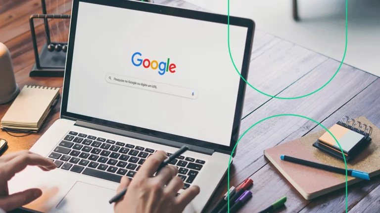 Pessoa usando um notebook para pesquisar no Google como vender mais com o Google Ads