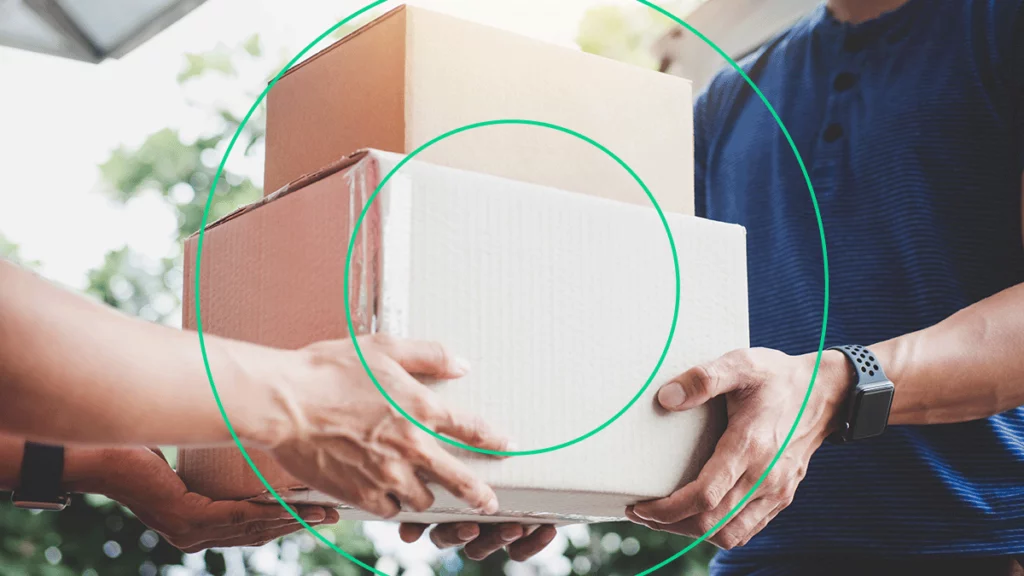 Transportadora efetuando a entrega no domicílio da cliente do e-commerce