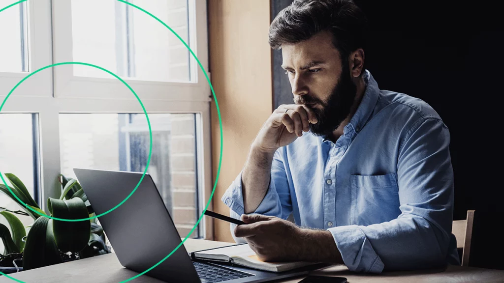 Microempreendedor olhando preocupado para o laptop, tentando descobrir quais são os direitos previdenciarios do MEI no INSS