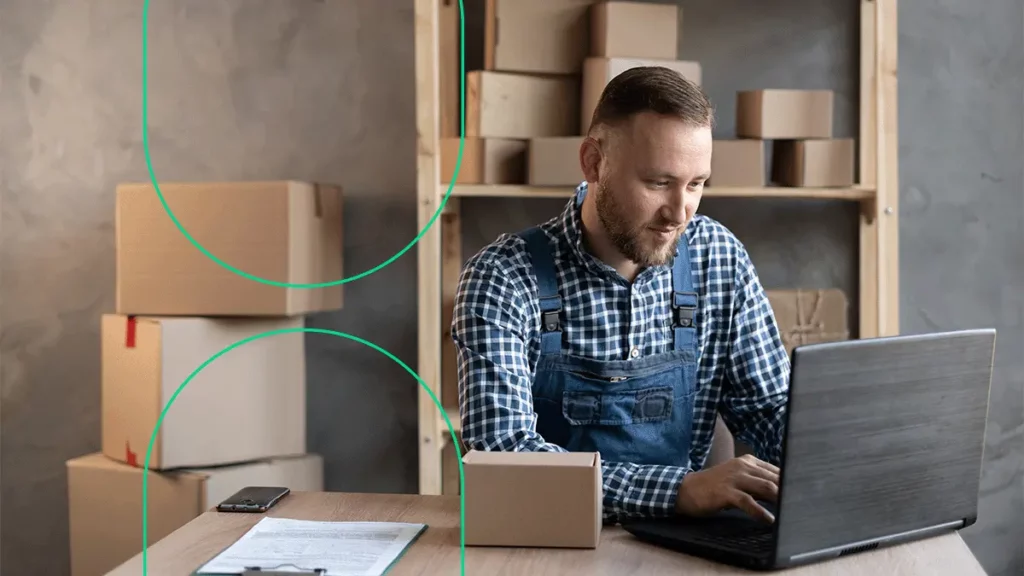 Homem de negócios no depósito de sua empresa, conferindo as novas integrações do Bling com marketplaces