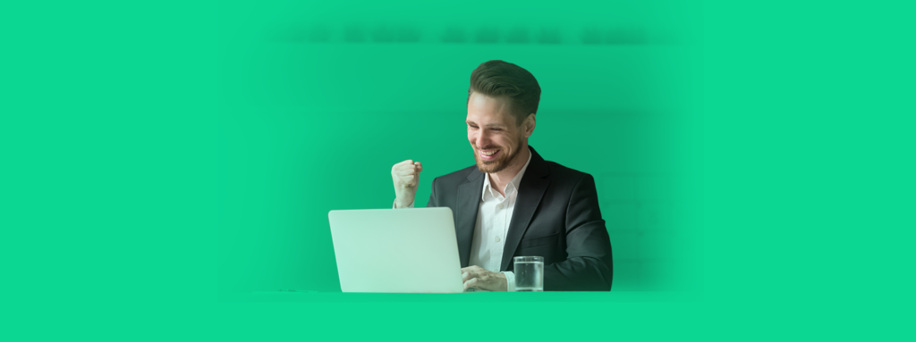 Empreendedor comemorando ao ler notícia que se enquadra como MEI