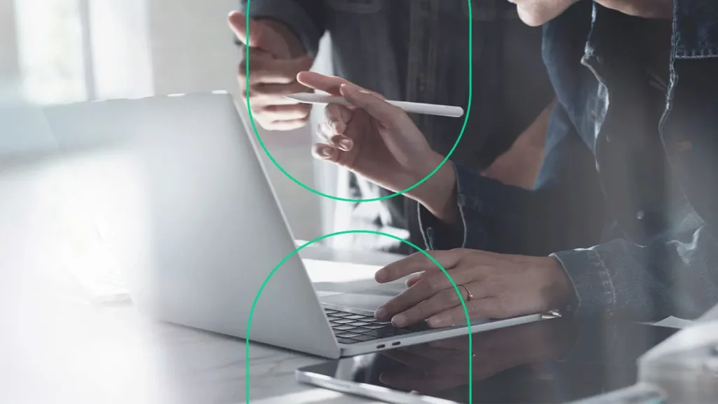 Pessoas revisando um projeto de tecnologia no computador