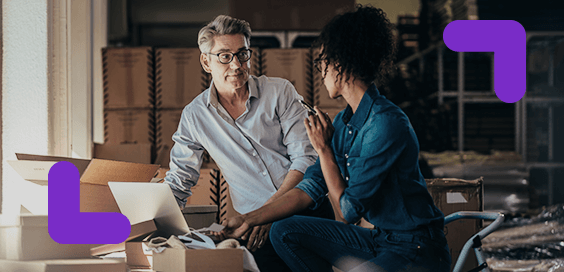 Dois empreendedores conversando sobre as entregas da Shopee no depósito da empresa