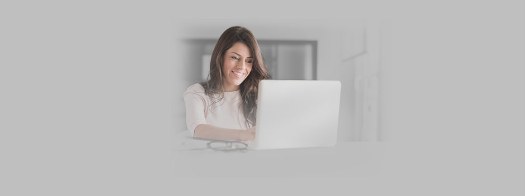 Empreendedora lendo sobre o marketplace Kabum
