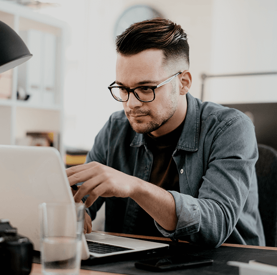 Vendedor conferindo em seu computador as novas categorias de produtos do GPA Marketplace