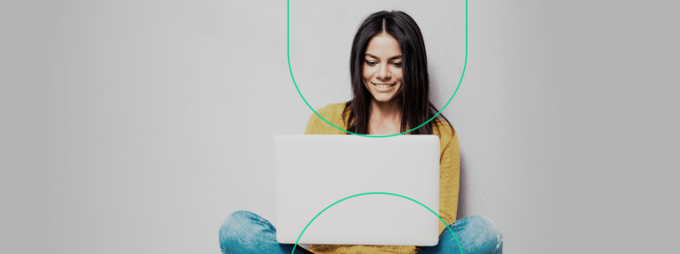 Mulher sentada com um laptop no colo, aprendendo sobre as datas sazonais nas redes sociais