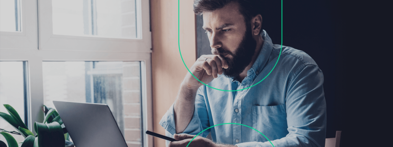 Empreendedor preocupado com o DASN olhando concentrado para a tela do seu notebook