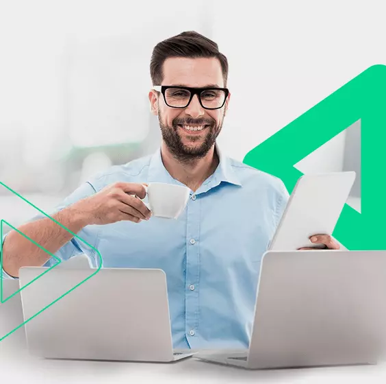 Empreendedor sorrindo utilizando o computador para emitir nota fiscal mei