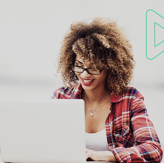 Empreendedora sorrindo enquanto pesquisa na internet o que é O2O