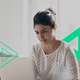 Empreendedora estudando em seu computador sobre os novos campos da nota fiscal eletrônica