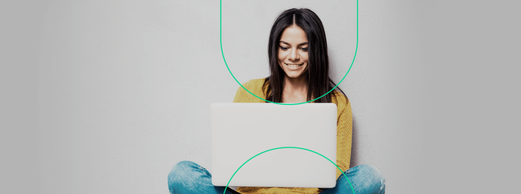 Empreendedora lendo no computador sobre a importância do marketing