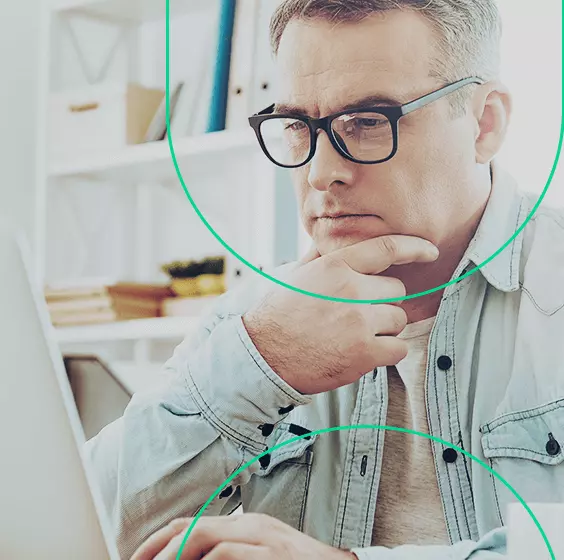 Empreendedor curioso lendo sobre como funciona o B2W Marketplace