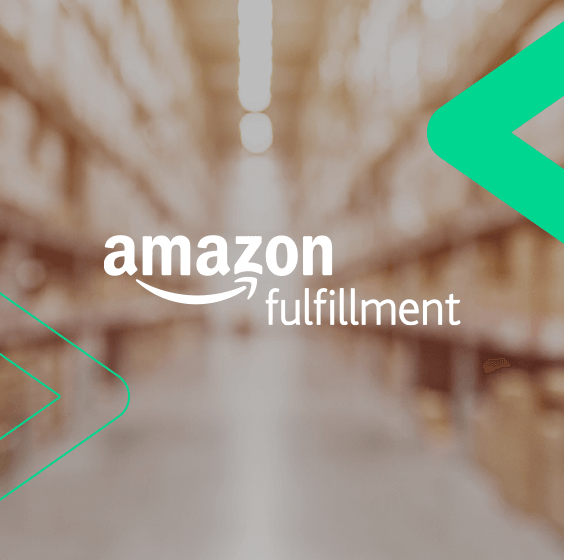 Corredor de um depósito com as prateleiras lotadas desfocado ao fundo, com o logotipo do Amazon Fulfillment em destaque no centro da imagem