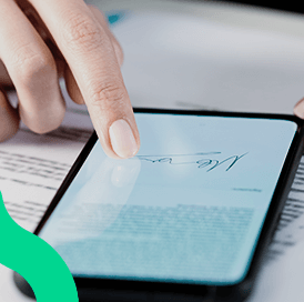 Pessoa escrevendo sua assinatura em um celular, representando a assinatura digital do Certificado Digital