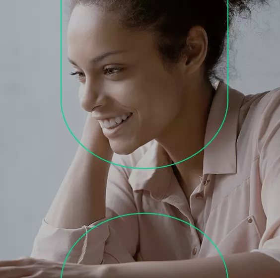 Mulher empresária sorrindo ao emitir o dbe