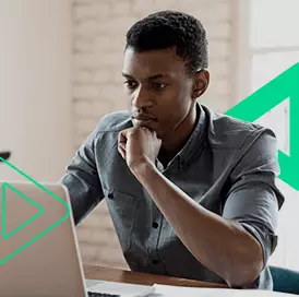 Empreendedor lendo no computador sobre a renovação do certificado digital