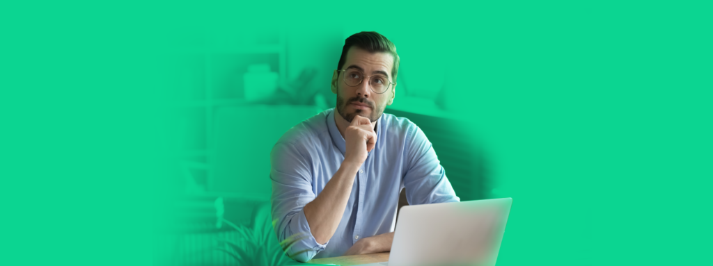 Empreendedor pensando, com a mão no queixo, como profissionalizar o seu site para trazer credibilidade para a empresa
